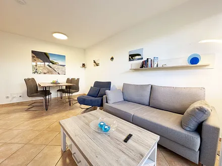 gemütliches Wohnzimmer mit Couch