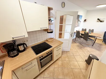 Blick von der Küchenzeile in den Wohn-/Essbereich