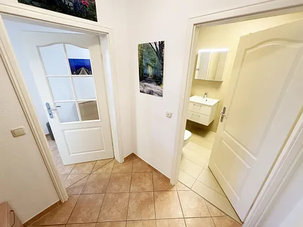 Flurbereich mit Blick ins Badezimmer