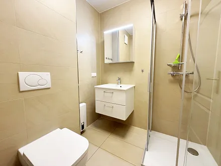 innenliegendes Badezimmer mit Waschbecken