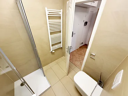 innenliegendes Badezimmer mit WC und Dusche