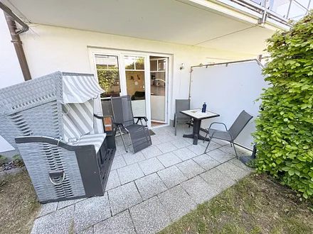 überdachte, möblierte Terrasse