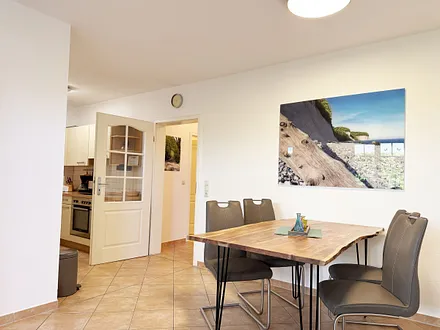 Essbereich mit Stühlen