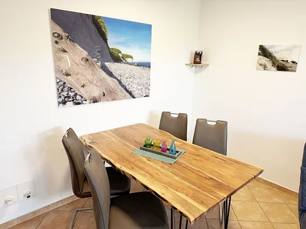 Essbereich mit Stühlen