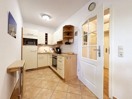 moderne Küchenzeile mit kleinen Küchenhelfern