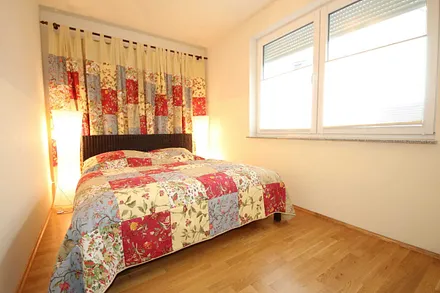 Schlafzimmer mit Doppelbett (1,60 m x 2,00 m) und geräumigem Kleiderschrank