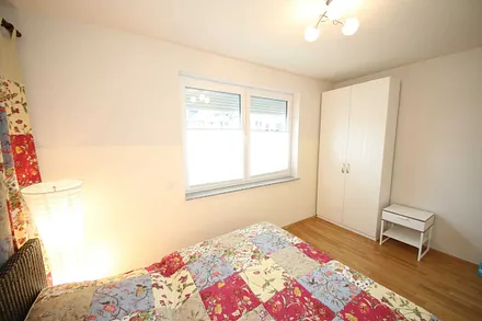 Schlafzimmer mit Doppelbett (1,60 m x 2,00 m) und geräumigem Kleiderschrank