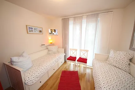 Schlafzimmer mit 2 Einzelbetten (0,90 m x 2,00 m), Kleiderschrank und 23 Zoll LCD-TV