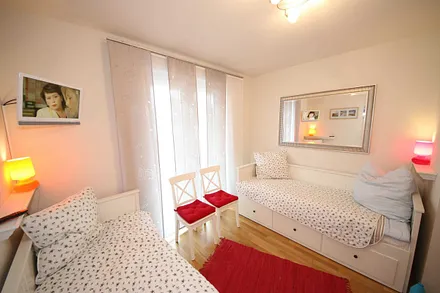 Schlafzimmer mit 2 Einzelbetten (0,90 m x 2,00 m), Kleiderschrank und 23 Zoll LCD-TV