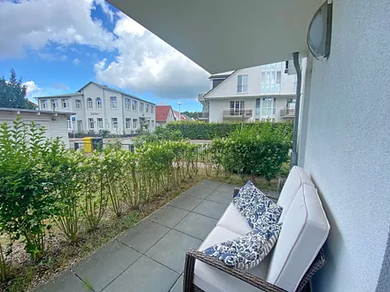 beide Terrassen (Richtung Süden und Westen) mit gemütlicher Bestuhlung und Sonnenschirm - erreichbar durch den Wohnbereich