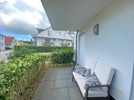 beide Terrassen (Richtung Süden und Westen) mit gemütlicher Bestuhlung und Sonnenschirm - erreichbar durch den Wohnbereich