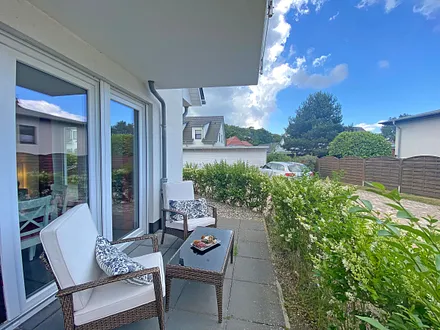 beide Terrassen (Richtung Süden und Westen) mit gemütlicher Bestuhlung und Sonnenschirm - erreichbar durch den Wohnbereich