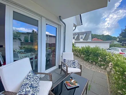 beide Terrassen (Richtung Süden und Westen) mit gemütlicher Bestuhlung und Sonnenschirm - erreichbar durch den Wohnbereich