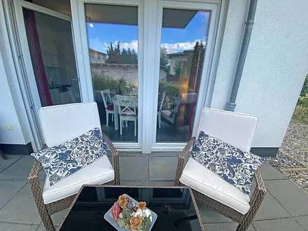 beide Terrassen (Richtung Süden und Westen) mit gemütlicher Bestuhlung und Sonnenschirm - erreichbar durch den Wohnbereich