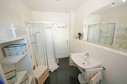 Tageslichtbad mit Dusche, Waschtisch, Kosmetikspiegel, Fön, WC und Waschmaschine