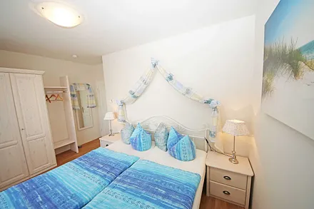 Schlafzimmer mit Doppelbett (1,80 m x 2,00 m), Nachttischkonsolen und Kleiderschrank