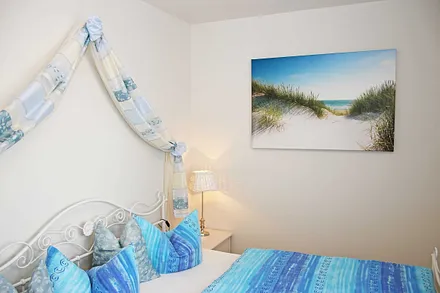 Schlafzimmer mit Doppelbett (1,80 m x 2,00 m), Nachttischkonsolen und Kleiderschrank