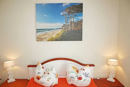 Schlafzimmer mit Doppelbett (1,40 m x 2,00 m), Nachttischkonsolen und Kleiderschrank