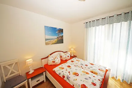 Schlafzimmer mit Doppelbett (1,40 m x 2,00 m), Nachttischkonsolen und Kleiderschrank