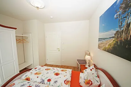 Schlafzimmer mit Doppelbett (1,40 m x 2,00 m), Nachttischkonsolen und Kleiderschrank