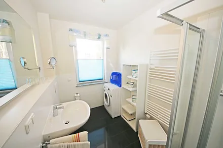 Tageslichtbad mit Dusche, Waschtisch, Kosmetikspiegel, Fön, WC und Waschmaschine