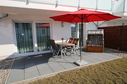 bestuhlte Terrasse (Süden), Sonnenschirm, Strandkorb sowie eine Sonnenliege und Grill