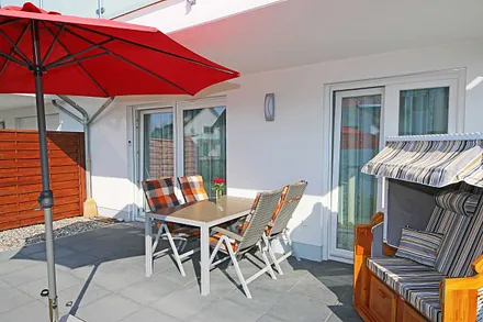 bestuhlte Terrasse (Süden), Sonnenschirm, Strandkorb sowie eine Sonnenliege und Grill