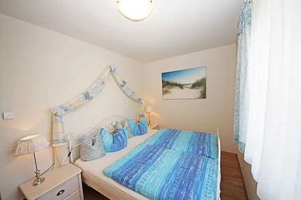 Schlafzimmer mit Doppelbett (1,80 m x 2,00 m), Nachttischkonsolen und Kleiderschrank