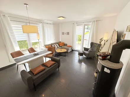 gemütlicher Wohnbereich mit Couch und Sessel