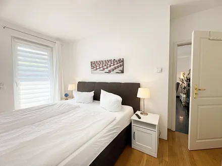 2.Schlafzimmer mit Doppelbett und Nachttischkonsolen