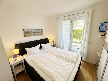 1.Schlafzimmer mit Doppelbett und Flachbild-TV