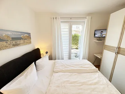 1.Schlafzimmer mit Doppelbett und Kleiderschrank