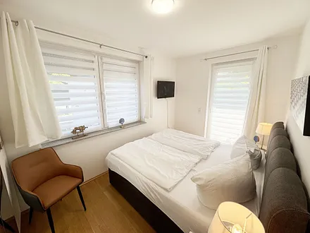 2.Schlafzimmer mit Doppelbett und Flachbild-TV