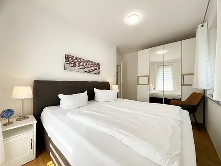 2.Schlafzimmer mit Doppelbett und Kleiderschrank