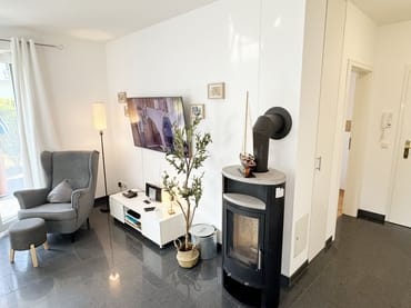 gemütlicher Wohnbereich mit Kamin und Flachbild-TV