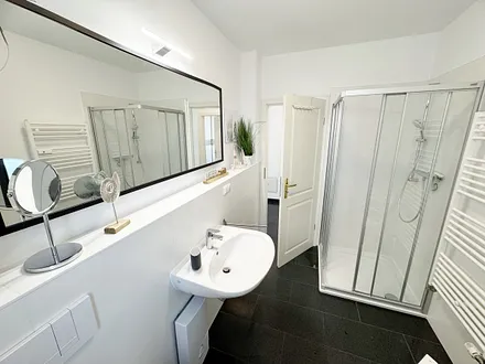 Badezimmer mit Dusche