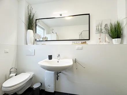 Badezimmer mit Waschbecken und Wc