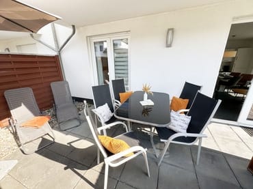 bestuhlte Terrasse mit Sonnenliegen