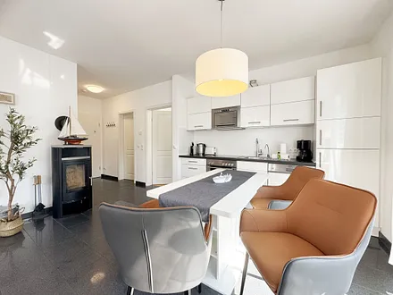 Blick vom Wohnbereich in den Küchenbereich