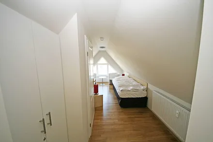 Schlafzimmer (Dachgeschoss) mit 2 Einzelbetten (die auch als Doppelbett gestellt werden können), begehbarer Kleiderschrank, verdunkelbare Plissee