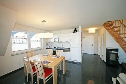 Essecke mit Tisch und Stühlen