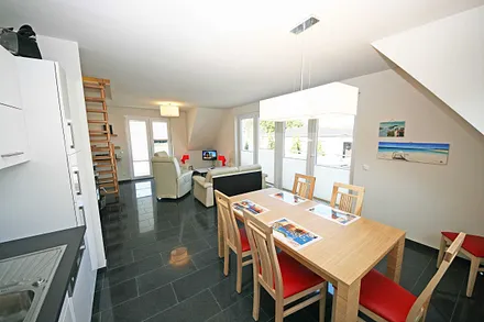 Essecke mit Tisch und Stühlen