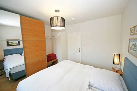 Schlafzimmer mit Doppelbett (1,60 m x 2,00 m), Nachtischkonsolen und Kleiderschrank