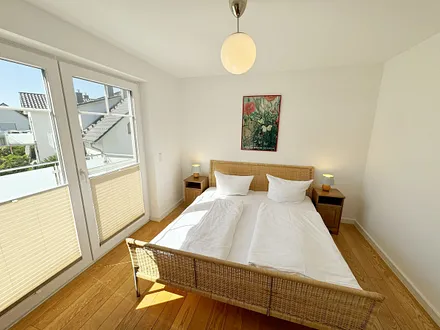 Schlafzimmer mit Doppelbett und Kleiderschrank