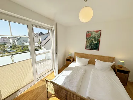 Schlafzimmer mit Doppelbett und Kleiderschrank