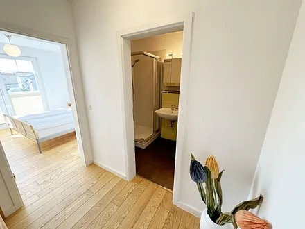 Flurbereich mit Blick auf das Schlafzimmer sowie Badezimmer