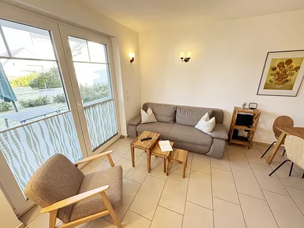 gemütlicher Wohnbereich mit Couch und Sessel