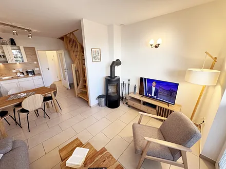 gemütlicher Wohn-und Essbereich mit Küchenzeile