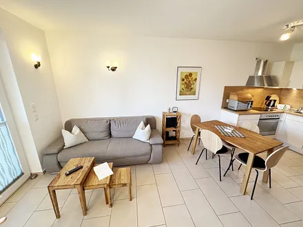 gemütlicher Wohn-und Essbereich mit Couch