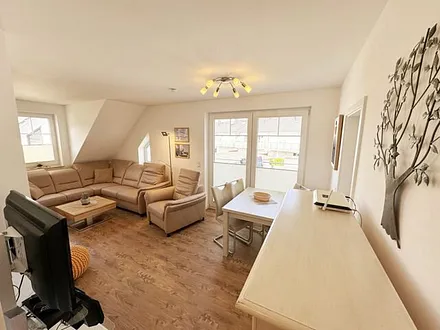 Wohnbereich mit Eckledercouch, Couchtisch, Leselampe, LED-TV, Radio, Mini-Stereo-Anlage mit USB-Anschluss und DVD - Player sowie CD-Player